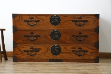 和製アンティーク　美品!!　前面欅(ケヤキ)材　一富士二鷹三茄子の縁起の良い金具が魅力の二本松箪笥ローチェスト(ローボード、引き出し、衣装箪笥、整理タンス、時代箪笥、収納たんす、テレビ台、テレビボード)(R-071356)