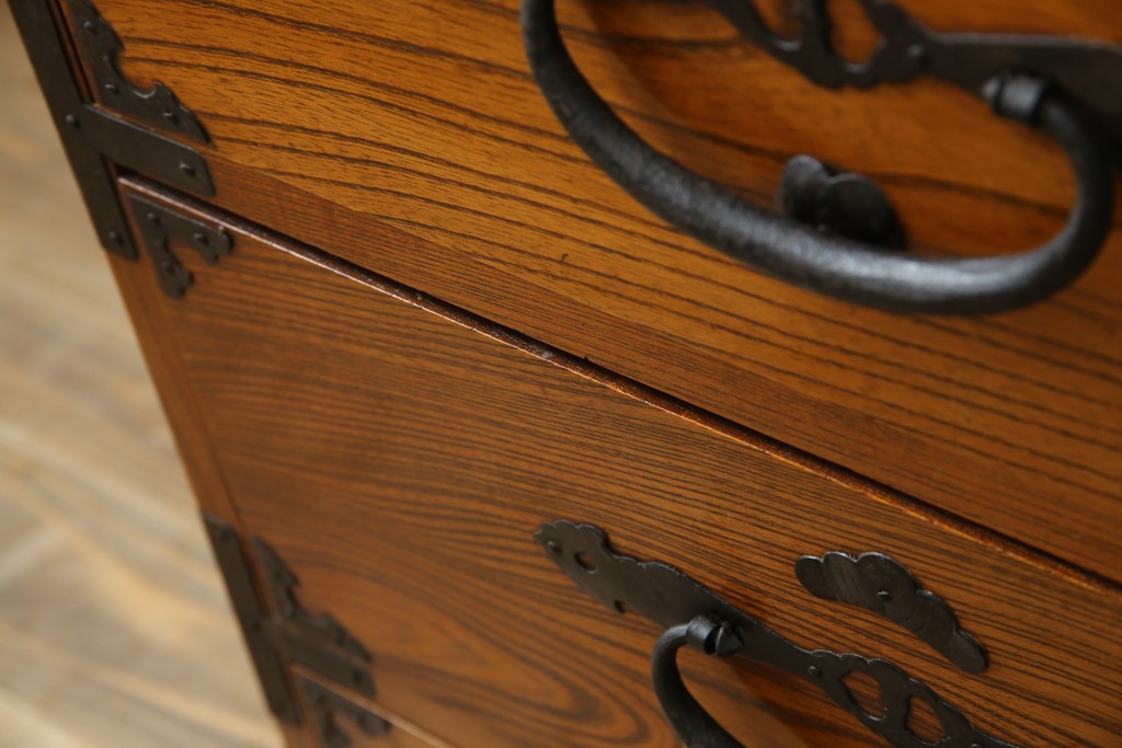 和製アンティーク　美品!!　前面欅(ケヤキ)材　一富士二鷹三茄子の縁起の良い金具が魅力の二本松箪笥ローチェスト(ローボード、引き出し、衣装箪笥、整理タンス、時代箪笥、収納たんす、テレビ台、テレビボード)(R-071356)