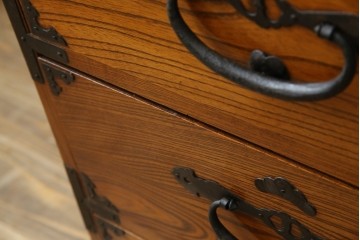 和製アンティーク　美品!!　前面欅(ケヤキ)材　一富士二鷹三茄子の縁起の良い金具が魅力の二本松箪笥ローチェスト(ローボード、引き出し、衣装箪笥、整理タンス、時代箪笥、収納たんす、テレビ台、テレビボード)(R-071356)