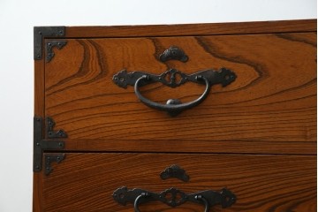 和製アンティーク　美品!!　前面欅(ケヤキ)材　一富士二鷹三茄子の縁起の良い金具が魅力の二本松箪笥ローチェスト(ローボード、引き出し、衣装箪笥、整理タンス、時代箪笥、収納たんす、テレビ台、テレビボード)(R-071356)