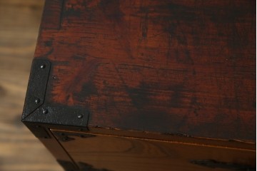 和製アンティーク　美品!!　前面欅(ケヤキ)材　一富士二鷹三茄子の縁起の良い金具が魅力の二本松箪笥ローチェスト(ローボード、引き出し、衣装箪笥、整理タンス、時代箪笥、収納たんす、テレビ台、テレビボード)(R-071356)