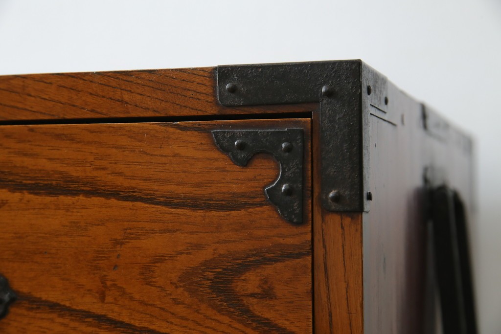 和製アンティーク　美品!!　前面欅(ケヤキ)材　一富士二鷹三茄子の縁起の良い金具が魅力の二本松箪笥ローチェスト(ローボード、引き出し、衣装箪笥、整理タンス、時代箪笥、収納たんす、テレビ台、テレビボード)(R-071356)