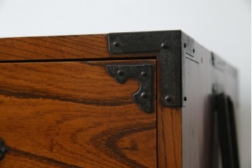 和製アンティーク　美品!!　前面欅(ケヤキ)材　一富士二鷹三茄子の縁起の良い金具が魅力の二本松箪笥ローチェスト(ローボード、引き出し、衣装箪笥、整理タンス、時代箪笥、収納たんす、テレビ台、テレビボード)(R-071356)