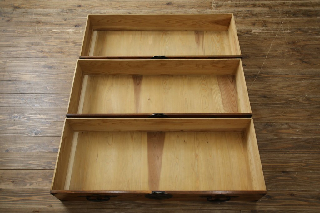 和製アンティーク　美品!!　前面欅(ケヤキ)材　一富士二鷹三茄子の縁起の良い金具が魅力の二本松箪笥ローチェスト(ローボード、引き出し、衣装箪笥、整理タンス、時代箪笥、収納たんす、テレビ台、テレビボード)(R-071356)