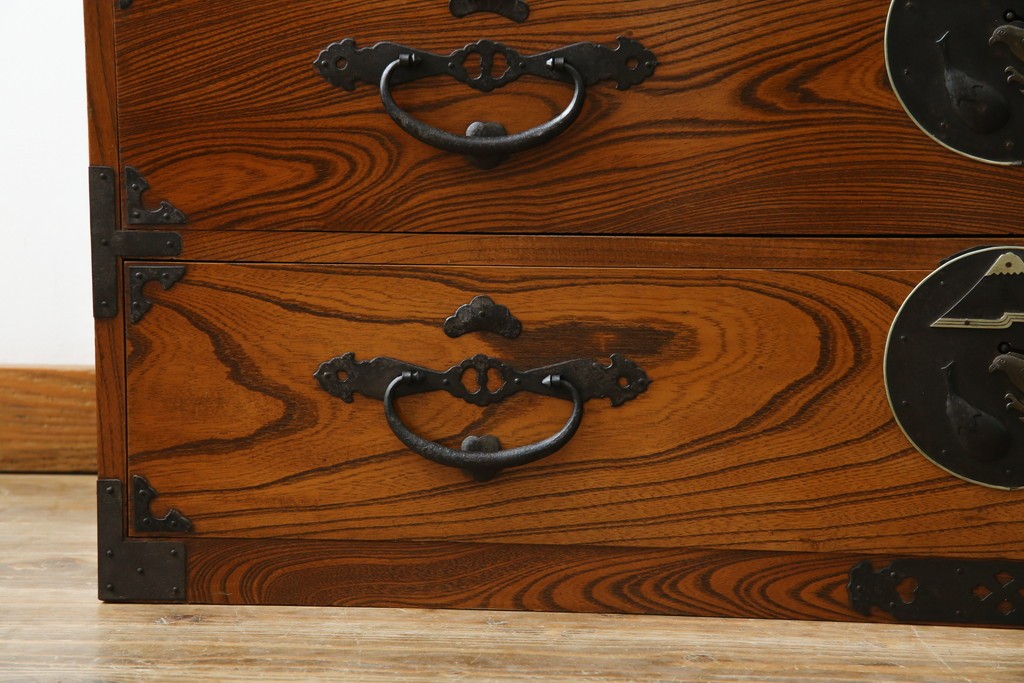 和製アンティーク　美品!!　前面欅(ケヤキ)材　一富士二鷹三茄子の縁起の良い金具が魅力の二本松箪笥ローチェスト(ローボード、引き出し、衣装箪笥、整理タンス、時代箪笥、収納たんす、テレビ台、テレビボード)(R-071356)