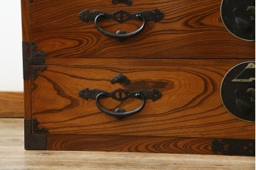 和製アンティーク　美品!!　前面欅(ケヤキ)材　一富士二鷹三茄子の縁起の良い金具が魅力の二本松箪笥ローチェスト(ローボード、引き出し、衣装箪笥、整理タンス、時代箪笥、収納たんす、テレビ台、テレビボード)(R-071356)