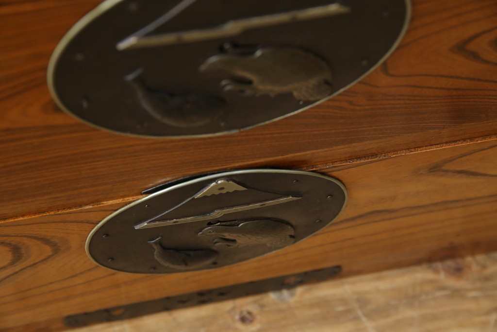 和製アンティーク　美品!!　前面欅(ケヤキ)材　一富士二鷹三茄子の縁起の良い金具が魅力の二本松箪笥ローチェスト(ローボード、引き出し、衣装箪笥、整理タンス、時代箪笥、収納たんす、テレビ台、テレビボード)(R-071356)