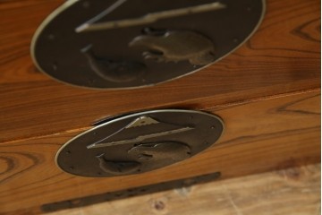 和製アンティーク　美品!!　前面欅(ケヤキ)材　一富士二鷹三茄子の縁起の良い金具が魅力の二本松箪笥ローチェスト(ローボード、引き出し、衣装箪笥、整理タンス、時代箪笥、収納たんす、テレビ台、テレビボード)(R-071356)