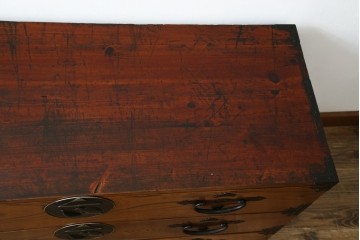 和製アンティーク　美品!!　前面欅(ケヤキ)材　一富士二鷹三茄子の縁起の良い金具が魅力の二本松箪笥ローチェスト(ローボード、引き出し、衣装箪笥、整理タンス、時代箪笥、収納たんす、テレビ台、テレビボード)(R-071356)