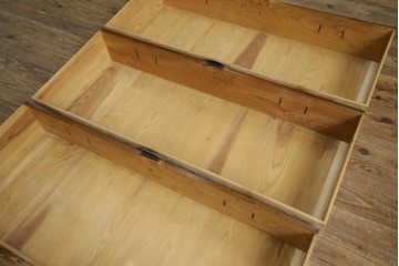 和製アンティーク　美品!!　前面欅(ケヤキ)材　一富士二鷹三茄子の縁起の良い金具が魅力の二本松箪笥ローチェスト(ローボード、引き出し、衣装箪笥、整理タンス、時代箪笥、収納たんす、テレビ台、テレビボード)(R-071356)