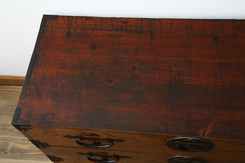 和製アンティーク　美品!!　前面欅(ケヤキ)材　一富士二鷹三茄子の縁起の良い金具が魅力の二本松箪笥ローチェスト(ローボード、引き出し、衣装箪笥、整理タンス、時代箪笥、収納たんす、テレビ台、テレビボード)(R-071356)