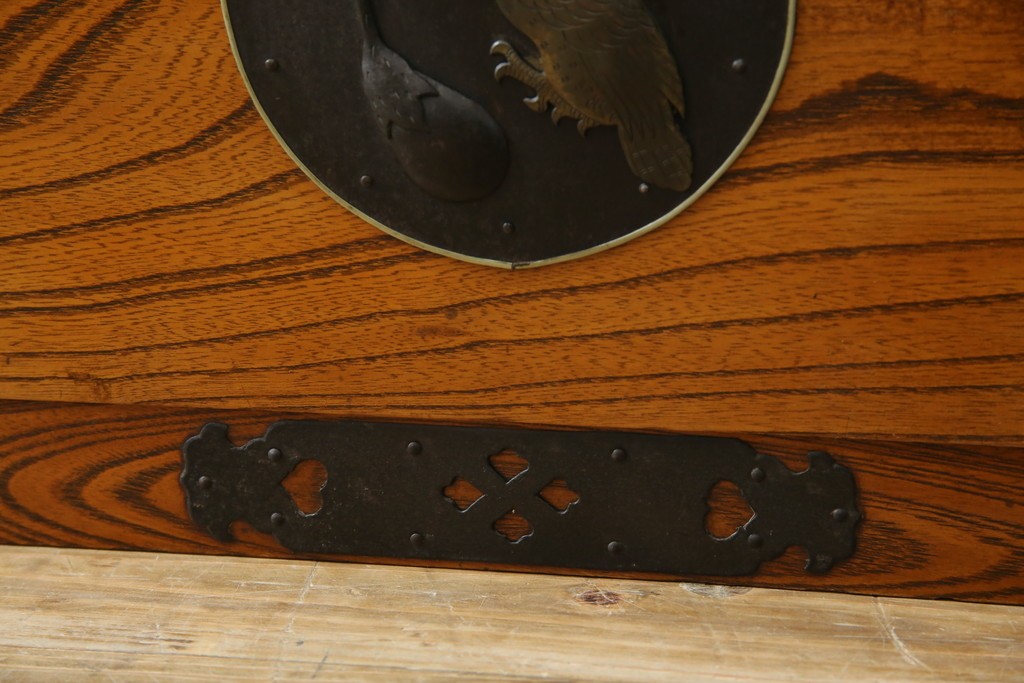 和製アンティーク　美品!!　前面欅(ケヤキ)材　一富士二鷹三茄子の縁起の良い金具が魅力の二本松箪笥ローチェスト(ローボード、引き出し、衣装箪笥、整理タンス、時代箪笥、収納たんす、テレビ台、テレビボード)(R-071356)