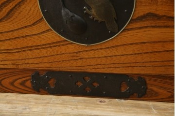 和製アンティーク　美品!!　前面欅(ケヤキ)材　一富士二鷹三茄子の縁起の良い金具が魅力の二本松箪笥ローチェスト(ローボード、引き出し、衣装箪笥、整理タンス、時代箪笥、収納たんす、テレビ台、テレビボード)(R-071356)