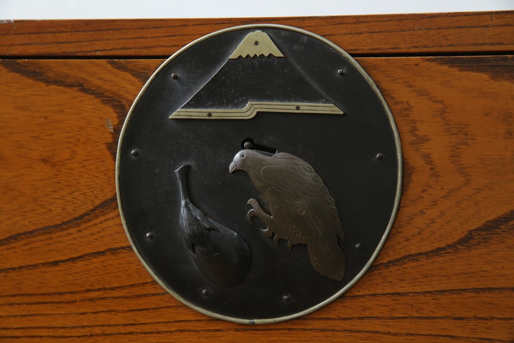 和製アンティーク　美品!!　前面欅(ケヤキ)材　一富士二鷹三茄子の縁起の良い金具が魅力の二本松箪笥ローチェスト(ローボード、引き出し、衣装箪笥、整理タンス、時代箪笥、収納たんす、テレビ台、テレビボード)(R-071356)