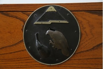 和製アンティーク　美品!!　前面欅(ケヤキ)材　一富士二鷹三茄子の縁起の良い金具が魅力の二本松箪笥ローチェスト(ローボード、引き出し、衣装箪笥、整理タンス、時代箪笥、収納たんす、テレビ台、テレビボード)(R-071356)