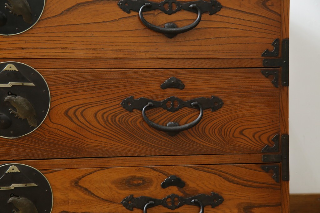 和製アンティーク　美品!!　前面欅(ケヤキ)材　一富士二鷹三茄子の縁起の良い金具が魅力の二本松箪笥ローチェスト(ローボード、引き出し、衣装箪笥、整理タンス、時代箪笥、収納たんす、テレビ台、テレビボード)(R-071356)