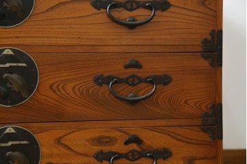 和製アンティーク　美品!!　前面欅(ケヤキ)材　一富士二鷹三茄子の縁起の良い金具が魅力の二本松箪笥ローチェスト(ローボード、引き出し、衣装箪笥、整理タンス、時代箪笥、収納たんす、テレビ台、テレビボード)(R-071356)