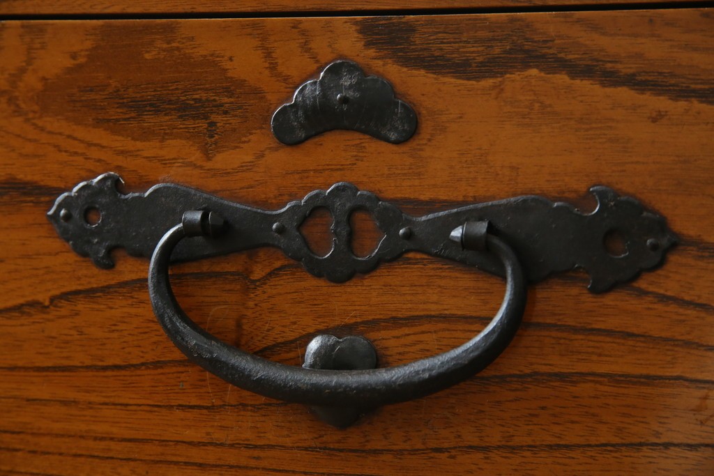 和製アンティーク　美品!!　前面欅(ケヤキ)材　一富士二鷹三茄子の縁起の良い金具が魅力の二本松箪笥ローチェスト(ローボード、引き出し、衣装箪笥、整理タンス、時代箪笥、収納たんす、テレビ台、テレビボード)(R-071356)