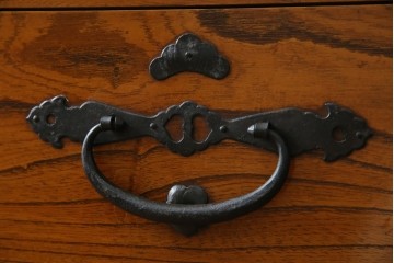 和製アンティーク　美品!!　前面欅(ケヤキ)材　一富士二鷹三茄子の縁起の良い金具が魅力の二本松箪笥ローチェスト(ローボード、引き出し、衣装箪笥、整理タンス、時代箪笥、収納たんす、テレビ台、テレビボード)(R-071356)