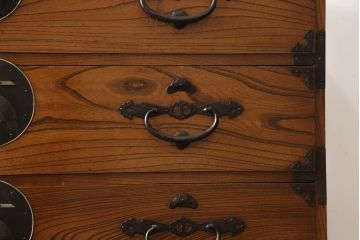 和製アンティーク　美品!!　前面欅(ケヤキ)材　一富士二鷹三茄子の縁起の良い金具が魅力の二本松箪笥ローチェスト(ローボード、引き出し、衣装箪笥、整理タンス、時代箪笥、収納たんす、テレビ台、テレビボード)(R-071356)