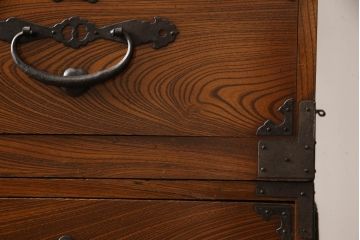 和製アンティーク　美品!!　前面欅(ケヤキ)材　一富士二鷹三茄子の縁起の良い金具が魅力の二本松箪笥ローチェスト(ローボード、引き出し、衣装箪笥、整理タンス、時代箪笥、収納たんす、テレビ台、テレビボード)(R-071356)