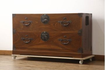 和製アンティーク　美品!!　前面欅(ケヤキ)材　一富士二鷹三茄子の縁起の良い金具が魅力の二本松箪笥ローチェスト(ローボード、引き出し、衣装箪笥、整理タンス、時代箪笥、収納たんす、テレビ台、テレビボード)(R-071357)