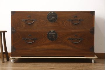 和製アンティーク　美品!!　前面欅(ケヤキ)材　一富士二鷹三茄子の縁起の良い金具が魅力の二本松箪笥ローチェスト(ローボード、引き出し、衣装箪笥、整理タンス、時代箪笥、収納たんす、テレビ台、テレビボード)(R-071357)