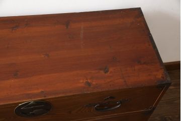 和製アンティーク　美品!!　前面欅(ケヤキ)材　一富士二鷹三茄子の縁起の良い金具が魅力の二本松箪笥ローチェスト(ローボード、引き出し、衣装箪笥、整理タンス、時代箪笥、収納たんす、テレビ台、テレビボード)(R-071357)