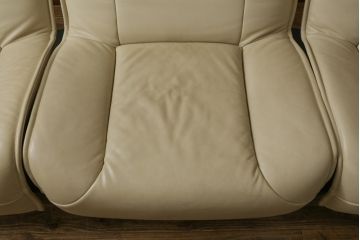 中古　本革(レザー)　Cassina(カッシーナ)　VERANDA(ヴェランダ) 　125VERANDA3　高級感溢れるデザインと機能性が素敵な3Pソファ(三人掛け、ハイバックチェア)(定価約150万円)(R-071358)