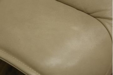 中古　本革(レザー)　Cassina(カッシーナ)　VERANDA(ヴェランダ) 　125VERANDA3　高級感溢れるデザインと機能性が素敵な3Pソファ(三人掛け、ハイバックチェア)(定価約150万円)(R-071358)