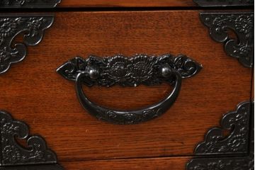 中古　美品　ニレ材　上質な和の空間を演出する水屋箪笥サイドボード(食器棚、収納棚、戸棚、茶箪笥、サイドキャビネット)(定価約30万円)(R-071360)