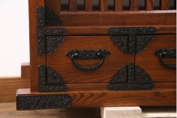 中古　美品　ニレ材　上質な和の空間を演出する水屋箪笥サイドボード(食器棚、収納棚、戸棚、茶箪笥、サイドキャビネット)(定価約30万円)(R-071360)