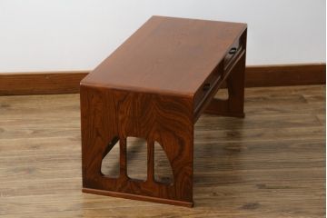 中古　美品!!　国産　欅(ケヤキ)材　丸みを帯びたデザインと透かし彫りが目を惹く文机(座机、ローテーブル、デスク、在宅ワーク、在宅用)(R-071371)