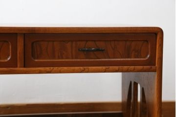 中古　美品!!　国産　欅(ケヤキ)材　丸みを帯びたデザインと透かし彫りが目を惹く文机(座机、ローテーブル、デスク、在宅ワーク、在宅用)(R-071371)