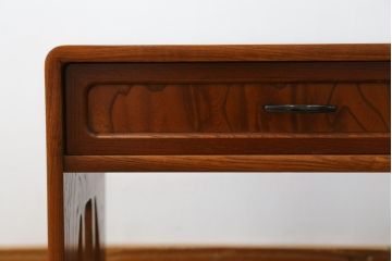中古　美品!!　国産　欅(ケヤキ)材　丸みを帯びたデザインと透かし彫りが目を惹く文机(座机、ローテーブル、デスク、在宅ワーク、在宅用)(R-071371)