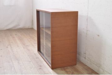 ヨーロッパビンテージ　チーク材　シンプルなデザインが使いやすい小振りなキャビネット(飾り棚、陳列棚、収納棚、ヴィンテージ)(R-071376)
