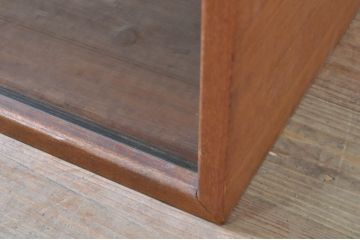 ヨーロッパビンテージ　チーク材　シンプルなデザインが使いやすい小振りなキャビネット(飾り棚、陳列棚、収納棚、ヴィンテージ)(R-071376)