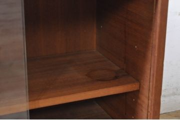 ヨーロッパビンテージ　チーク材　シンプルなデザインが使いやすい小振りなキャビネット(飾り棚、陳列棚、収納棚、ヴィンテージ)(R-071376)