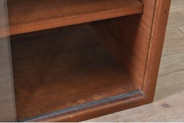 ヨーロッパビンテージ　チーク材　シンプルなデザインが使いやすい小振りなキャビネット(飾り棚、陳列棚、収納棚、ヴィンテージ)(R-071376)