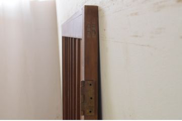 アンティーク建具　和の雰囲気を高めるマス目格子扉1枚(きつね格子、狐格子、升目格子戸、板戸、ドア)(R-071377)