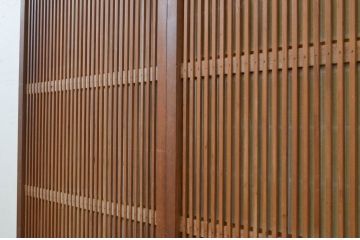 アンティーク建具　腰板欅(ケヤキ)材　どこか懐かしい雰囲気を醸し出す裏障子付き幅狭格子戸2枚セット(引き戸、障子戸)(R-071389)