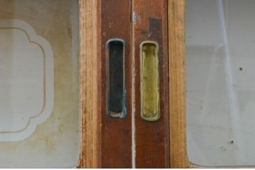 アンティーク建具　腰板欅(ケヤキ)材　どこか懐かしい雰囲気を醸し出す裏障子付き幅狭格子戸2枚セット(引き戸、障子戸)(R-071389)