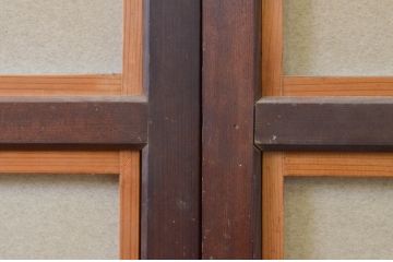アンティーク建具　腰板欅(ケヤキ)材　どこか懐かしい雰囲気を醸し出す裏障子付き幅狭格子戸2枚セット(引き戸、障子戸)(R-071389)