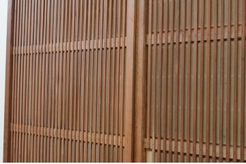 アンティーク建具　腰板欅(ケヤキ)材　どこか懐かしい雰囲気を醸し出す裏障子付き幅狭格子戸2枚セット(引き戸、障子戸)(R-071390)