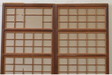 アンティーク建具　腰板欅(ケヤキ)材　どこか懐かしい雰囲気を醸し出す裏障子付き幅狭格子戸2枚セット(引き戸、障子戸)(R-071390)