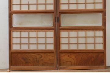 アンティーク建具　腰板欅(ケヤキ)材　どこか懐かしい雰囲気を醸し出す裏障子付き幅狭格子戸2枚セット(引き戸、障子戸)(R-071390)