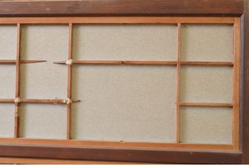 アンティーク建具　腰板欅(ケヤキ)材　どこか懐かしい雰囲気を醸し出す裏障子付き幅狭格子戸2枚セット(引き戸、障子戸)(R-071390)
