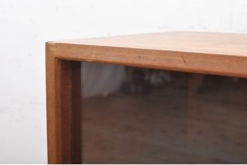 ヨーロッパビンテージ　チーク材　シンプルなデザインが使いやすい小振りなキャビネット(飾り棚、陳列棚、収納棚、ヴィンテージ)(R-071396)