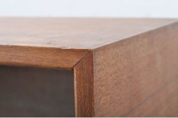 ヨーロッパビンテージ　チーク材　シンプルなデザインが使いやすい小振りなキャビネット(飾り棚、陳列棚、収納棚、ヴィンテージ)(R-071396)
