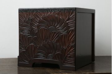 中古　美品　日光彫り　大胆にあしらわれた花の意匠が魅力的な小引き出し(小物収納、卓上収納)(R-071399)